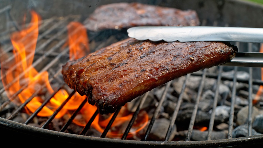 Wat is de beste manier om vlees te bereiden op een houtskoolbarbecue uitgelichte afbeelding Rednas.eu