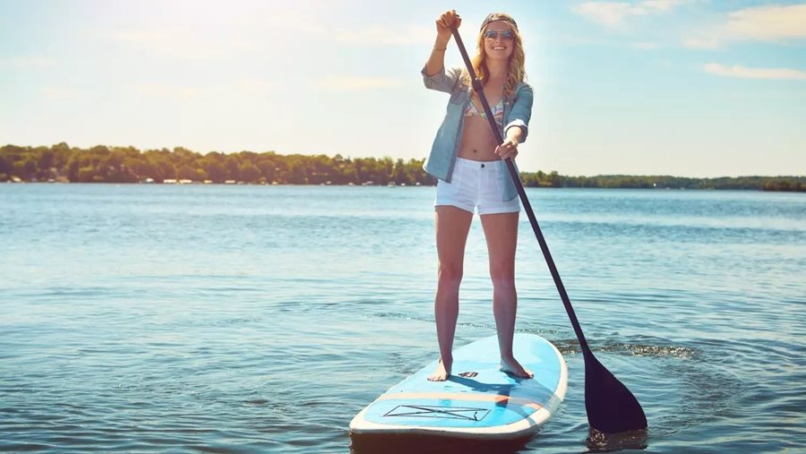Wat is suppen en hoe begin je met stand up paddleboarding uitgelichte afbeelding Rednas.eu
