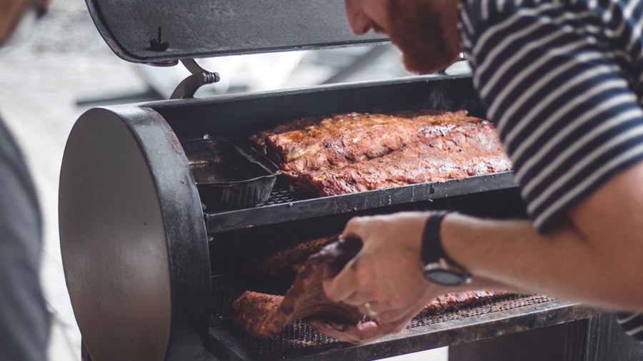 Welke houtsoorten zijn geschikt voor roken op de barbecue uitgelichte afbeelding Rednas.eu